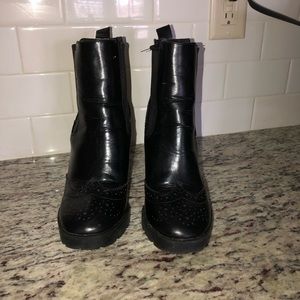 Black booties w heal